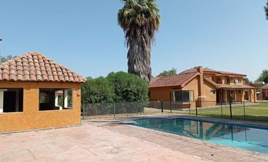 Exclusiva casa de dos pisos con finas terminaciones en entorno destacado.