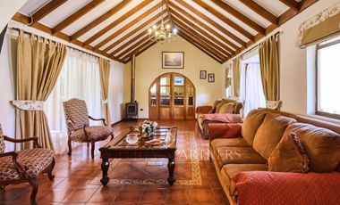 Exclusiva casa de dos pisos con finas terminaciones en entorno destacado.