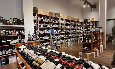Excelente local sobre S Martin 800 y Av. Cordoba. Contiguo a Nuevo local de Ayalaya!!!!!