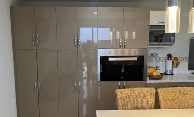 Casa amueblada con roof garden y amenidades en venta o renta en Residencial Ibiza, Metepec.