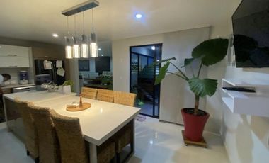 Casa amueblada con roof garden y amenidades en venta o renta en Residencial Ibiza, Metepec.