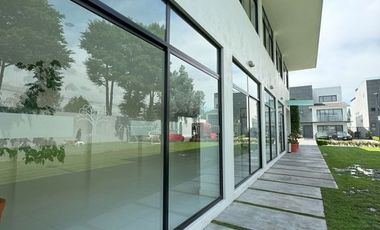Casa amueblada con roof garden y amenidades en venta o renta en Residencial Ibiza, Metepec.