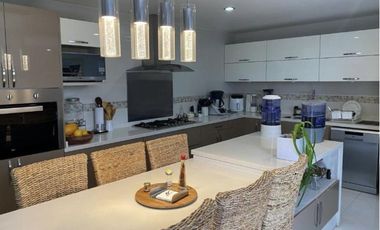 Casa amueblada con roof garden y amenidades en venta o renta en Residencial Ibiza, Metepec.