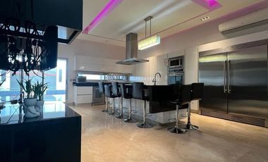 Casa Moderna en venta en Las Quintas