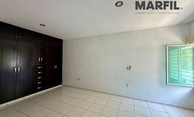 Casa en Renta en Residencial Esmeralda Colima Frente Jardín 4 Recámaras