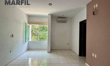 Casa en Renta en Residencial Esmeralda Colima Frente Jardín 4 Recámaras