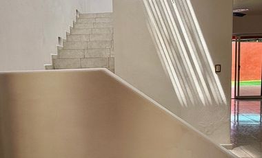 Casa en Renta en Residencial Esmeralda Colima Frente Jardín 4 Recámaras