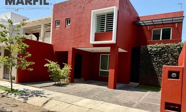 Casa en Renta en Residencial Esmeralda Colima Frente Jardín 4 Recámaras