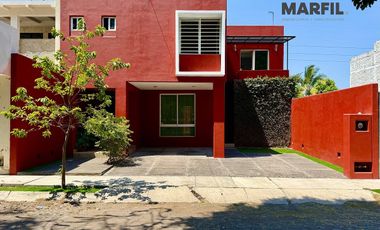 Casa en Renta en Residencial Esmeralda Colima Frente Jardín 4 Recámaras