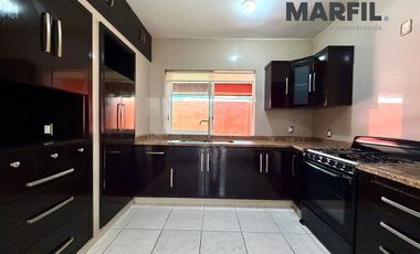 Casa en Renta en Residencial Esmeralda Colima Frente Jardín 4 Recámaras