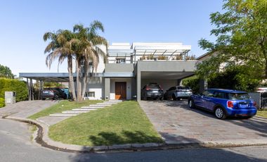 Imponente casa en Fincas de Iraola II construida sobre  dos lotes centrales