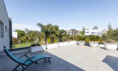 Imponente casa en Fincas de Iraola II construida sobre  dos lotes centrales