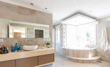 Imponente casa en Fincas de Iraola II construida sobre  dos lotes centrales