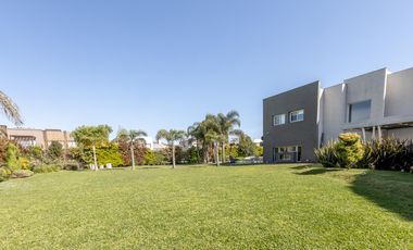 Imponente casa en Fincas de Iraola II construida sobre  dos lotes centrales