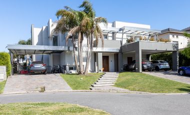 Imponente casa en Fincas de Iraola II construida sobre  dos lotes centrales