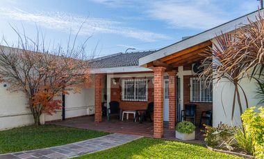 Casa de 3 ambientes con jardín y piscina - Lanús Oeste