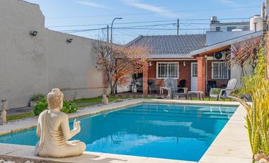 Casa de 3 ambientes con jardín y piscina - Lanús Oeste