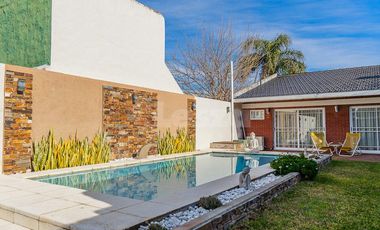 Casa de 3 ambientes con jardín y piscina - Lanús Oeste