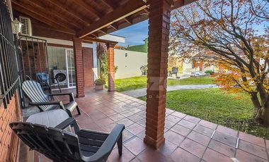 Casa de 3 ambientes con jardín y piscina - Lanús Oeste