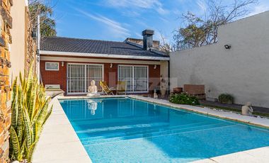 Casa de 3 ambientes con jardín y piscina - Lanús Oeste