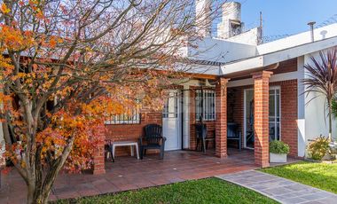 Casa de 3 ambientes con jardín y piscina - Lanús Oeste