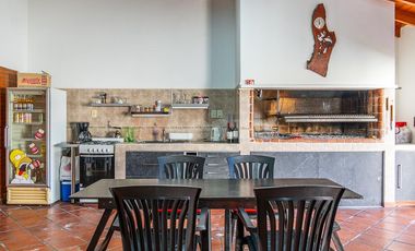 Casa de 3 ambientes con jardín y piscina - Lanús Oeste