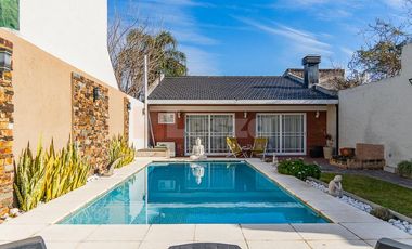 Casa de 3 ambientes con jardín y piscina - Lanús Oeste