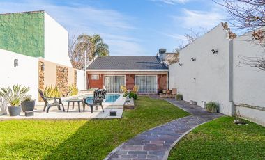 Casa de 3 ambientes con jardín y piscina - Lanús Oeste