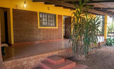 Casa en venta en Aristóbulo del valle sobre colectora