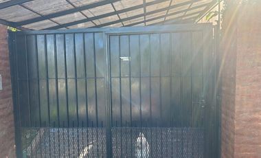 Casa en venta en Marmol 3 ambientes con pileta y doble cochera