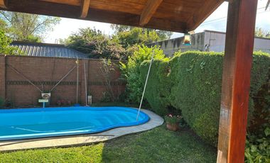 Casa en venta en Marmol 3 ambientes con pileta y doble cochera