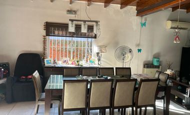 Casa en venta en Marmol 3 ambientes con pileta y doble cochera