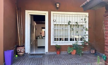 Casa en venta en Marmol 3 ambientes con pileta y doble cochera