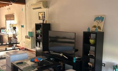 Casa en venta en Marmol 3 ambientes con pileta y doble cochera