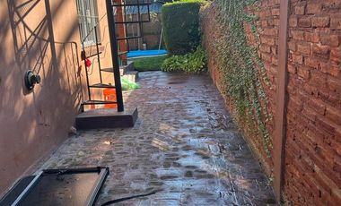 Casa en venta en Marmol 3 ambientes con pileta y doble cochera
