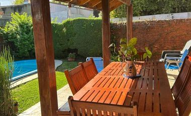 Casa en venta en Marmol 3 ambientes con pileta y doble cochera