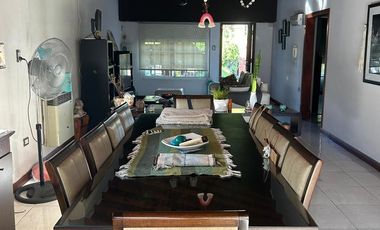 Casa en venta en Marmol 3 ambientes con pileta y doble cochera