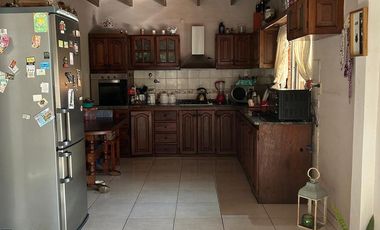 Casa en venta en Marmol 3 ambientes con pileta y doble cochera