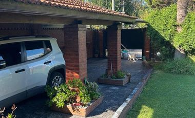 Casa en venta en Marmol 3 ambientes con pileta y doble cochera