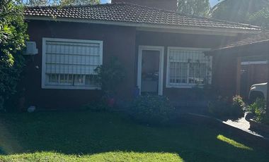 Casa en venta en Marmol 3 ambientes con pileta y doble cochera