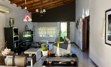 Casa en venta en Marmol 3 ambientes con pileta y doble cochera