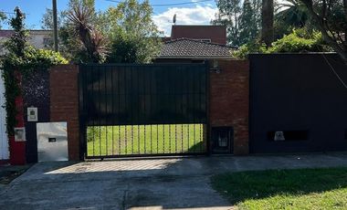 Casa en venta en Marmol 3 ambientes con pileta y doble cochera