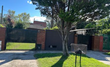 Casa en venta en Marmol 3 ambientes con pileta y doble cochera