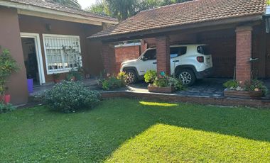 Casa en venta en Marmol 3 ambientes con pileta y doble cochera