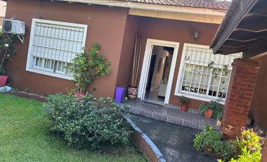 Casa en venta en Marmol 3 ambientes con pileta y doble cochera