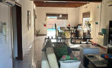 Casa en venta en Marmol 3 ambientes con pileta y doble cochera