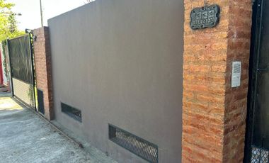 Casa en venta en Marmol 3 ambientes con pileta y doble cochera