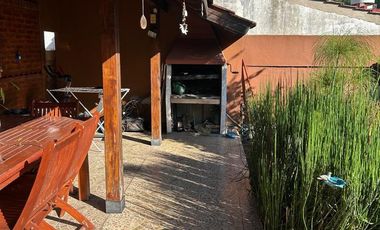 Casa en venta en Marmol 3 ambientes con pileta y doble cochera