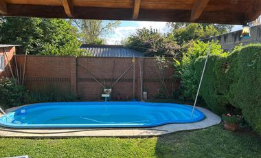 Casa en venta en Marmol 3 ambientes con pileta y doble cochera