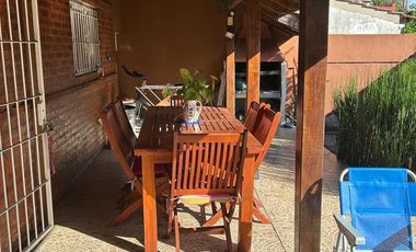 Casa en venta en Marmol 3 ambientes con pileta y doble cochera